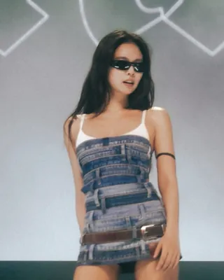 캘빈 제니 장르💙🤍새롭게 보여줌 90년대 전설의 캘빈 클라인 스타일로 소화🔥서머 소닉 제니 무대 이미지