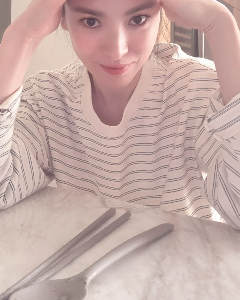 괜찮은 기본❤️🖤스트라이프 참고해
송혜교가 집에서, 칸에서, 바다에서 꺼낸🚢 스트라이프 긴팔티 3장.
세 장 다 가는 줄에 긴팔인데, 줄 색과 넥 라인이 다릅니다.
1. 클로브 세인트 스트라이프 롱슬리브
아이보리 바탕에 얇은 줄을 얹은 크루넥이에요. 품이 넉넉해 집에서 입던 그대로 나가도 되는 핏입니다.
2. 아비에 무아 에센셜 버튼 스트라이프 티셔츠
U넥에 작은 버튼을 하나 달아 목선을 텄죠. 몸에 붙는 슬림 핏이라 와이드 데님과 맞춥니다.
3. 리엘 레모 스트라이프 티셔츠
아이보리에 핑크 줄, 앞섶에 단추를 낸 헨리넥이에요. 셋 중 유일한 컬러 스트라이프라 얼굴 쪽이 밝게 삽니다.
고를 땐 줄 색부터 보면 돼요. 그레이는 무난하고 다크는 차분하고, 핑크는 얼굴이 삽니다.
• 클로브 세인트 스트라이프 롱슬리브, 9만 원대
• 아비에 무아 에센셜 버튼 스트라이프 티셔츠, 약 $48
• 리엘 레모 스트라이프 티셔츠, 6만 원대 이미지2