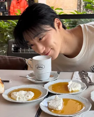 무대에선 북부대공, 이스탄불에선 달달이🍭
이스탄불 공연을 마친 ATEEZ 산과 우영이 찾은 곳은 보스포루스 해협을 바라보는 터키 전통 레스토랑 에미르간 수티쉬(Emirgan Sütiş).
1953년부터 이어온 전통 레스토랑으로,
신선한 우유를 활용한 터키식 디저트로도 유명한 곳입니다.
강렬한 카리스마로 무대를 장악하는 ‘북부대공’ 산. 하지만 카메라 밖에서는 초콜릿과 달달한 디저트를 좋아하는 귀여운 입맛의 소유자라는 사실.
이스탄불에서도 취향은 확실하게🫡 이미지