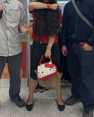 소금은 헬로키티🎀, 제이홉은 오리🐥 요즘 셀럽들이 선택한 건 의외로 도시락 가방입니다!🍱 소금은 또 다른 매력의 헬로키티 도시락 가방을 선택했습니다. DUMDUM XX SHOWROOM에서 포착된 키티 가방은 캐릭터 특유의 키치한 무드와 빈티지한 스타일링이 만나 일상 가방처럼 자연스럽게 어울렸는데요. 제이홉은 북미 투어 당시 다리까지 달린 귀여운 오리 보냉백을 꺼내 들며 “내 허니용”이라는 이름까지 붙였는데요. 가방 안에는 부모님이 챙겨준 석청을 넣어 투어 중 멤버들과 나눠 먹었다고 하죠. 귀여운 비주얼에 소소한 에피소드까지 더해지며 가방까지 화제가 됐습니다. 한때 ‘소풍 갈 때 챙기는 가방’ 정도로 여겨졌던 도시락 가방이 이제는 캐릭터와 디자인으로 취향을 드러내는 패션 아이템으로 돌아왔습니다. 선선한 바람이 불기 시작한 요즘, 다가오는 가을 소풍에는 도시락부터 귀엽게 준비해볼까요? • 릴팡 헬로키티 입체 런치백, 1만 원대 • 리틀허그 오리 보온/보냉 도시락 가방, 4천 원대 이미지