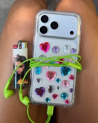 꾸꾸꾸 좋은 카일리💚🎧컬러 이어폰 카일리 제너가 공개한 일상 속🌈그린 스카이라크 컬러 유선 실물 이미지