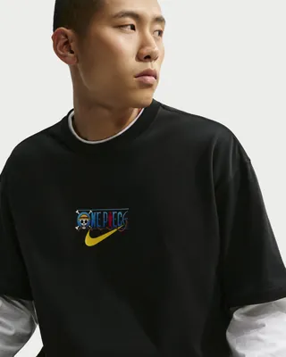 악마의 열매를 신발로 만들었대요🏴☠️
나이키 x 원피스, 에어맥스 플러스 3종이 각각 다른 열매입니다.
고무고무·오페오페·메라메라, 세 가지 악마의 열매를 에어맥스 플러스에 하나씩 입혔습니다. 초인적인 능력을 얻는 순간과 나이키를 신는 순간이 닮았다는 게 기획 출발점이에요.
세 켤레 다 어퍼를 새로 짰고 열매 색을 그대로 가져왔습니다. 저지와 티셔츠에는 만화 원본 컷과 졸리 로저를 얹었고, 베스트는 열매 능력이 발현되는 장면에서 왔죠.
9월 4일 도쿄 팝업으로 먼저 열고, 12일부터 서울을 포함한 주요 도시 매장에 풀립니다. 글로벌 발매는 25일 SNKRS고 시드니만 10월 중순에 따로 열려요. 이미지