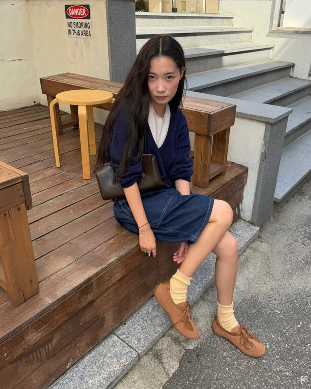 올가을 롱다리 무드 추가해🤎🤍 요즘 핫한 롱다리 스웨이드🍁 오니츠카타이거 ‘트라이리나’ #광고 다리 길어 보인다는, 그 로우 프로파일 운동화에요. 발목을 덮지 않고 복사뼈 아래까지만 오는 로우 프로파일 실루엣이에요. 앞코까지 짧게 잡은 쇼트 노즈라 발이 컴팩트하게 떨어지고, 그만큼 다리가 위로 길어 보이죠. 소재는 가볍고 부드러운 스웨이드입니다. 고급스러운 스웨이드 텍스처를 가벼운 감성으로 풀어낸 유러피안 캐주얼 슈즈라, 사계절 내내 시즌리스로 부담 없이 신을 수 있어요. 심플하고 세련된 단색으로 전부 톤온톤 스타일링으로 화제입니다. 단색처럼 보여도 스무스 레더와 스웨이드, 스티치가 섞여 깊이가 생기고, 여분 슈레이스까지 같은 톤이라 리본으로 바꿔 묶으면 무드가 또 달라지죠. • 오니츠카타이거 트라이리나(TRAIRINA) - 버치·브라운·블랙 이미지
