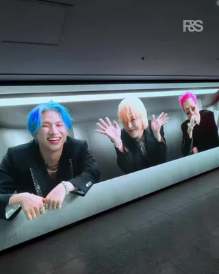 빅뱅이 하나의 ‘우주’가 됩니다. 🌌
BIGBANG이 데뷔 20주년을 맞아 기획한 초대형 미디어 전시 BIGBANG 20TH ANNIVERSARY MEDIA EXHIBITION ‘COSMOS’를 먼저 다녀왔습니다.
이번 전시는 지난 20년간의 음악과 V.I.P와 함께 쌓아온 기억을 ‘과거와 현재, 미래에 존재하는 모든 것’이라는 COSMOS의 개념으로 재해석했죠.
빅뱅의 음악을 시각화한 AI 비주얼라이징부터 신곡 무대를 눈앞에서 감상하는 듯한 VR, 멤버들이 실제로 등장한 듯 구현되는 홀로그램 퍼포먼스까지. 단순히 보는 전시를 넘어 빅뱅의 음악 속으로 직접 들어가는 경험에 가깝습니다.
새롭게 공개된 20주년 한정판 뱅봉과 단 2,020장만 제작되는 시리얼 넘버 홀로그램 티셔츠 등 전시 한정 MD도 만나볼 수 있습니다.
약 1,000평, 길이 335m에 이르는 무대로 빅뱅의 음악과 지난 20년의 기억을 미디어아트로 풀어냈는데요. 전시 구역별 핵심 포인트를 알려드립니다.
빅뱅의 명곡 속으로; COSMIC SIGNAL
빅뱅의 지난 20년을 대표하는 음악과 가사들이 미디어 터널을 가득 채웁니다.
음악을 ‘보고’ 듣는다면?; COSMIC ECHO,
빅뱅의 음악을 AI 비주얼라이징 기술로 시각화
신곡 무대를 코앞에서 ; VIRTUAL ORBIT
이번 전시에서 특히 주목할 공간. VR 기기를 착용하면 빅뱅 멤버들의 신곡 무대를 바로 눈앞에서 보는 듯한 퍼포먼스를 경험할 수 있습니다. 이번 전시에서만 만날 수 있는 특별한 콘텐츠입니다.
눈앞에 빅뱅이 등장한다; COSMIC STAGE
실제 멤버들이 눈앞에 서 있는 듯한 초대형 홀로그램부터 멤버 3인과 각각 마주하는 듯한 싱글 홀로그램까지 고화질 홀로그램 퍼포먼스가 펼쳐집니다.
2,020장 한정 티셔츠 등장; PIECES OF COSMO
전시의 마지막에 MD SHOP이 기다립니다. 이번 전시에서 놓치기 아쉬운 MD는 LIMITED HOLOGRAM T-SHIRT. 빅뱅의 20주년을 기념해 단 2,020장만 제작되며, 티셔츠 안쪽에는 1번부터 2,020번까지 서로 다른 시리얼 넘버가 새겨집니다.
📍 BIGBANG 20TH ANNIVERSARY MEDIA EXHIBITION ‘COSMOS’
PHASE 1 | 2026.08.24 – 09.13
PHASE 2 | 2026.09.15 – 09.27
장소: 서울 중구 서소문로 127 지하 2층(두두두 서울) 이미지