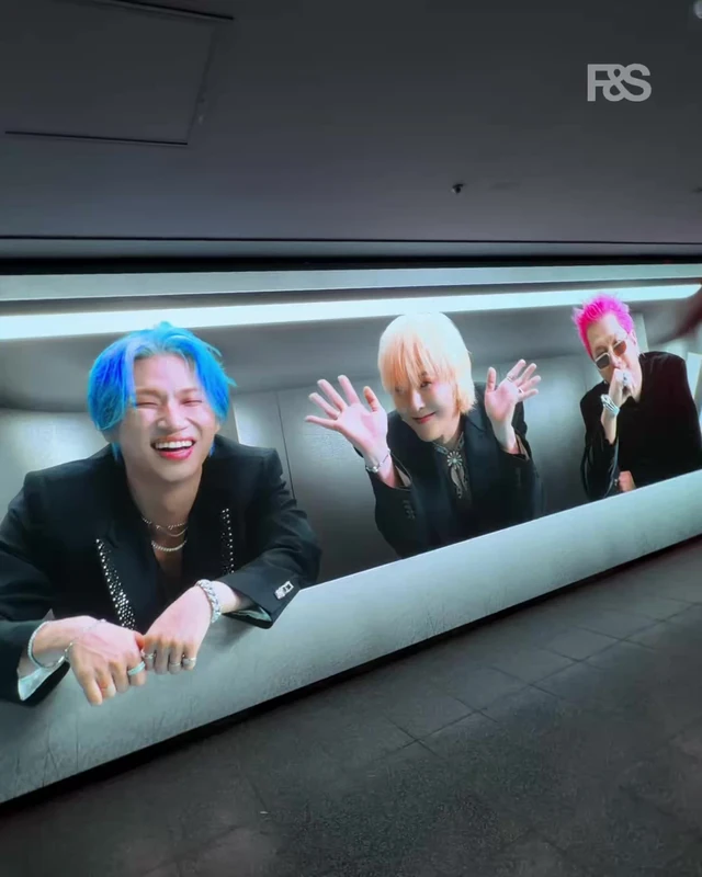 빅뱅이 하나의 ‘우주’가 됩니다. 🌌 BIGBANG이 데뷔 20주년을 맞아 기획한 초대형 미디어 전시 BIGBANG 20TH ANNIVERSARY MEDIA EXHIBITION ‘COSMOS’를 먼저 다녀왔습니다. 이번 전시는 지난 20년간의 음악과 V.I.P와 함께 쌓아온 기억을 ‘과거와 현재, 미래에 존재하는 모든 것’이라는 COSMOS의 개념으로 재해석했죠. 빅뱅의 음악을 시각화한 AI 비주얼라이징부터 신곡 무대를 눈앞에서 감상하는 듯한 VR, 멤버들이 실제로 등장한 듯 구현되는 홀로그램 퍼포먼스까지. 단순히 보는 전시를 넘어 빅뱅의 음악 속으로 직접 들어가는 경험에 가깝습니다. 새롭게 공개된 20주년 한정판 뱅봉과 단 2,020장만 제작되는 시리얼 넘버 홀로그램 티셔츠 등 전시 한정 MD도 만나볼 수 있습니다. 약 1,000평, 길이 335m에 이르는 무대로 빅뱅의 음악과 지난 20년의 기억을 미디어아트로 풀어냈는데요. 전시 구역별 핵심 포인트를 알려드립니다. 빅뱅의 명곡 속으로; COSMIC SIGNAL 빅뱅의 지난 20년을 대표하는 음악과 가사들이 미디어 터널을 가득 채웁니다. 음악을 ‘보고’ 듣는다면?; COSMIC ECHO, 빅뱅의 음악을 AI 비주얼라이징 기술로 시각화 신곡 무대를 코앞에서 ; VIRTUAL ORBIT 이번 전시에서 특히 주목할 공간. VR 기기를 착용하면 빅뱅 멤버들의 신곡 무대를 바로 눈앞에서 보는 듯한 퍼포먼스를 경험할 수 있습니다. 이번 전시에서만 만날 수 있는 특별한 콘텐츠입니다. 눈앞에 빅뱅이 등장한다; COSMIC STAGE 실제 멤버들이 눈앞에 서 있는 듯한 초대형 홀로그램부터 멤버 3인과 각각 마주하는 듯한 싱글 홀로그램까지 고화질 홀로그램 퍼포먼스가 펼쳐집니다. 2,020장 한정 티셔츠 등장; PIECES OF COSMO 전시의 마지막에 MD SHOP이 기다립니다. 이번 전시에서 놓치기 아쉬운 MD는 LIMITED HOLOGRAM T-SHIRT. 빅뱅의 20주년을 기념해 단 2,020장만 제작되며, 티셔츠 안쪽에는 1번부터 2,020번까지 서로 다른 시리얼 넘버가 새겨집니다. 📍 BIGBANG 20TH ANNIVERSARY MEDIA EXHIBITION ‘COSMOS’ PHASE 1 | 2026.08.24 – 09.13 PHASE 2 | 2026.09.15 – 09.27 장소: 서울 중구 서소문로 127 지하 2층(두두두 서울) 이미지