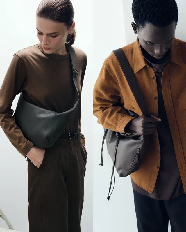 르메르, 사라 린 트란의 마지막 '유니클로 U' 유니클로가 오는 9월 11일 ‘2026 FW Uniqlo U 10주년 컬렉션’을 출시합니다. 2016년 시작해 올해 10주년을 맞은 유니클로 U는 이번 시즌을 끝으로 크리스토퍼 르메르와 사라 린 트란이 이끄는 첫 번째 챕터를 마무리합니다. 이번 컬렉션은 두 디자이너가 추구해 온 ‘라이프웨어의 미래’를 바탕으로 소재와 형태, 컬러의 조화를 담았습니다. 여성 컬렉션은 새틴 원피스와 하이브리드 다운 쇼트 재킷 등 부드러운 소재와 구조적인 실루엣이 특징. 남성 컬렉션에서는 울 블렌드 쇼트 코트와 피쉬테일 파카에 선명한 레드 컬러로 포인트를 더했습니다. 크리스토퍼 르메르와 사라 린 트란은 "유니클로와 함께한 10년을 돌아보며, 일상에서 입을 수 있는 높은 품질과 스타일의 옷을 선보인 것"을 가장 큰 성과로 꼽았습니다. 두 디자이너와의 10년 여정은 끝나지만 유니클로 U는 새로운 챕터로 계속 이어질 예정입니다. 이미지
