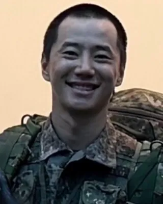 이준영 훈련소 근황, 웃고 있어요🫡 훈련소에서 웃고 있다💚🇰🇷 이준영, 29일엔 드라마로 온다 이준영 왼팔에 '중대장' 완장이 채워졌습니다. 8월 22일 커뮤니티에 퍼진 훈련소 사진에서 확인됐죠. 중대장 훈련병은 훈련병을 대표하는 자치근무자로, 중대 전체를 통솔하고 간부 지시를 전달합니다. 동료들과 나란히 서서 웃는 컷, 생활관에서 'L' 포즈를 취한 컷도 함께 돌았습니다. 지난달 21일 육군 현역으로 입대했습니다. 당시 자필 편지에는 "날짜를 받아두고 나니 오랜만에 생각이 많아지더군요"라고 적었죠. 입대 전 마지막으로 찍은 tvN 토일드라마 '포핸즈'는 오는 29일 첫 방송입니다. 이미지