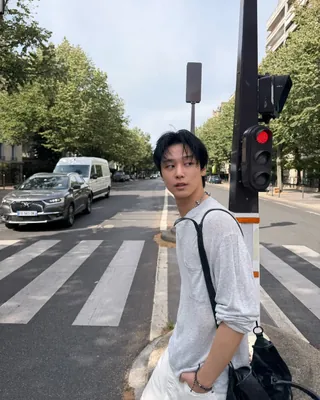 배우로 새 도약 예고한 더보이즈 주연 👏🎬 더보이즈의 주연이 에이스팩토리와 전속계약을 맺었습니다. 에이스팩토리는 주연의 다재다능한 매력에 기대감을 표하며, "배우 영역에 있어서 아낌없이 지원할 예정"이라고 밝혔습니다. 이로써 주연은 이종석, 이준혁과 한솥밥을 먹게 되었습니다. 새로운 소속사에서 배우로서 본격적인 활동을 시작할 주연의 앞날이 기대됩니다. 이미지
