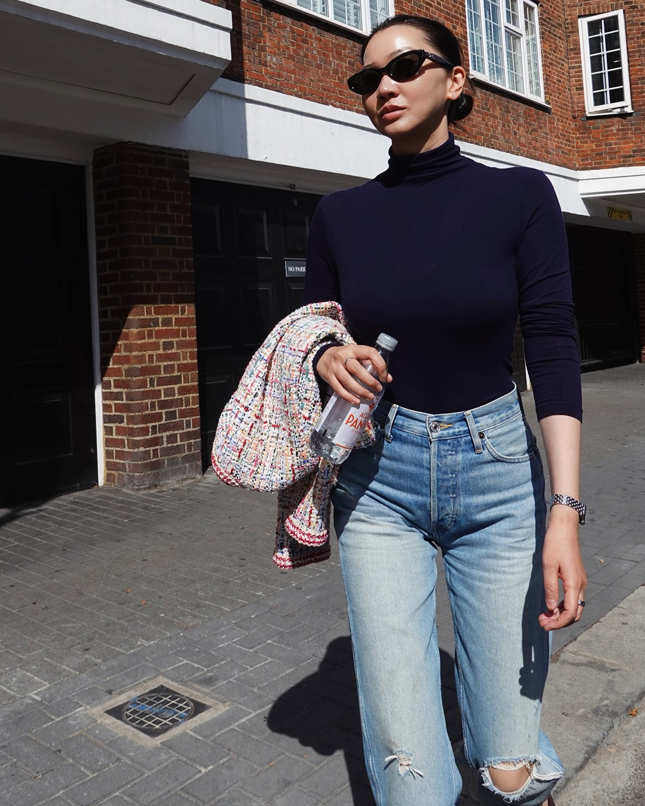 기본 중의 기본인 데님👖
장윤주가 보여주는 데님 스타일링 비법! 배워보자👩🏻🏫🖤
평소 군더더기 없는 깔끔한 핏으로 데님 코디의 정석으로 불리는 그녀.
일자핏부터 부츠컷, 와이드, 크롭, 화이트 데님까지. 실루엣에 따라 상의를 달리하며 데님의 매력을 제대로 살렸어요.
그녀만의 킥은 하이웨이스트 핏과 슬릭한 헤어, 미니멀한 액세서리
아이템은 심플해도 데님의 워싱과 실루엣 디테일로 무드를 완전히 바꿀 수 있습니다.
장윤주의 스타일링에서 곧 다가올 올가을, 나만의 청바지 코디 공식을 찾아보세요🍂 이미지1