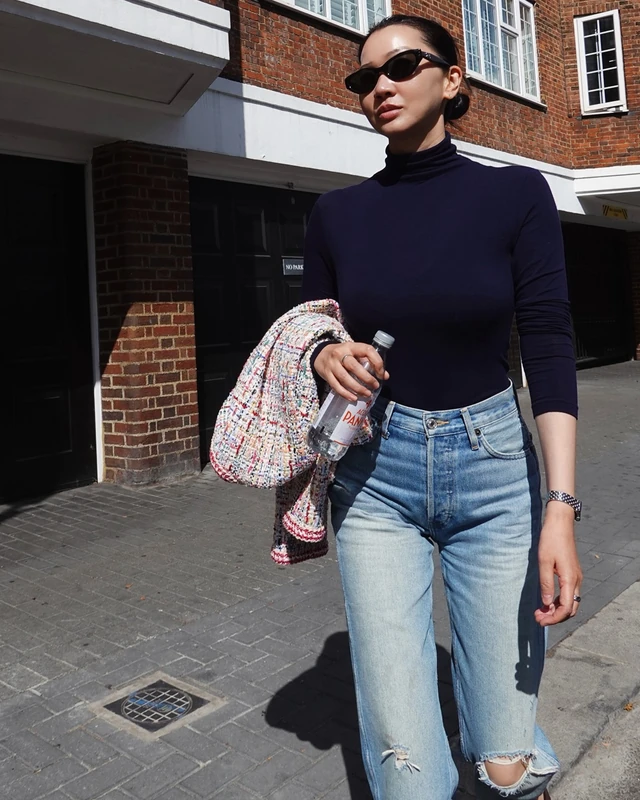 기본 중의 기본인 데님👖 장윤주가 보여주는 데님 스타일링 비법! 배워보자👩🏻🏫🖤 평소 군더더기 없는 깔끔한 핏으로 데님 코디의 정석으로 불리는 그녀. 일자핏부터 부츠컷, 와이드, 크롭, 화이트 데님까지. 실루엣에 따라 상의를 달리하며 데님의 매력을 제대로 살렸어요. 그녀만의 킥은 하이웨이스트 핏과 슬릭한 헤어, 미니멀한 액세서리 아이템은 심플해도 데님의 워싱과 실루엣 디테일로 무드를 완전히 바꿀 수 있습니다. 장윤주의 스타일링에서 곧 다가올 올가을, 나만의 청바지 코디 공식을 찾아보세요🍂 이미지
