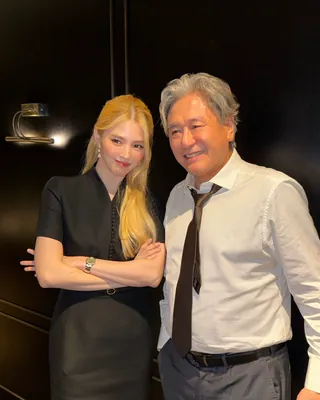 금발 한소희 은발 최민식✨ 영화 <인턴>에서 패션 스타트업 CEO ‘선우’와 37년 차 실버 인턴 ‘기호’로 만난 한소희와 최민식. 극 중 검은 머리였던 한소희는 금발로, 최민식은 은빛 헤어로 변신해 색다른 투샷을 완성했습니다. CEO와 인턴으로 호흡을 맞춘 두 사람이 영화 밖에서는 또 다른 비주얼 케미를 보여준 것. 한소희가 공개한 <인턴>의 특별한 비하인드입니다. 🎬 이미지