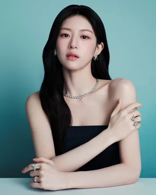 고윤정, 티파니앤코 앰버서더 발탁💍 하이 주얼리 티파니앤코가 배우 고윤정을 앰버서더로 선정했습니다. 티파니앤코는 고윤정과 함께 하우스를 대표하는 하이 주얼리 컬렉션을 비롯해 티파니 버드 온 어 락과 티파니 하드웨어 등 티파니 아이콘즈 컬렉션을 중심으로 다양한 캠페인과 브랜드 활동을 선보일 예정입니다. 이미지