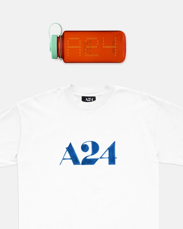 A24, 로고를 붓으로 그렸다💙🤍 굿즈 맛집 A24 숍, 지금 담을 수 있는 것들🎥 A24가 로고를 붓으로 다시 그렸습니다. 26일 공개한 워터컬러 로고 티셔츠, 40달러입니다. 아트워크는 케일럽 밴든 붐(Caleb Vanden Boom). A24가 붙인 캡션은 한 줄, “Just add water.” A24 굿즈는 원래 유명합니다. ‘에브리씽 에브리웨어 올 앳 원스’의 구글리 아이 펫 록, ‘미드소마’의 노란 신전 인센스 홀더, ‘유전’의 트리하우스 진저브레드 키트까지 나왔습니다. 시작은 2018년 ‘유전’ 티셔츠. 팬 브랜드 온라인 세라모닉스가 허락 없이 만든 비공식 상품이었는데, A24가 정식 협업으로 끌어들였습니다. 유료 멤버십 AAA24 가입자 전용으로 풀렸어요. 발송은 9월 4일부터. • A24 워터컬러 로고 티, $40 — AAA24 멤버 전용 • A24 타자기 나잘진 물통, $26 (멤버 $23.40) 이미지