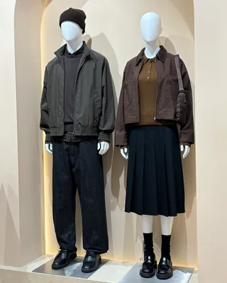 유니클로가 제안하는 올가을 5가지 스타일
유니클로의 2026 가을,겨울 시즌의 시작을 알리는 ‘라이프웨어 위크‘를 맞아 유니클로 명동점에 다녀왔습니다. 🍂
올가을 무엇을 입을지 고민이라면, 유니클로가 제안하는 다섯 가지 스타일에서 힌트를 찾아보세요.
8월 28일부터 9월 3일까지 진행되는 이번 ‘라이프웨어 위크’ 기산에는 ‘모던 시티 필링즈’ 테마로 올가을 옷장을 위한 5가지 스타일링 존이 펼쳐집니다.
▪️캐주얼 시크: 셔츠와 해링턴, 테일러드 재킷을 더한 스타일 완성
▪️브라운, 초콜릿: 브라운과 초콜릿 컬러를 중심으로 깊이 있는 톤온톤 룩을 완성
▪️코지 앤 릴랙스: 홈웨어의 편안함을 일상으로 확장
▪️시티 트렉: 퀼팅 재킷과 퍼프테크 파카 등 아웃도어 아이템을 도심의 데일리웨어 재해석
▪️와이드 실루엣: 큐롯과 배럴 레그 팬츠처럼 볼륨감 있는 하의를 컴팩트한 상의와 매치
이벤트 기간 동안 7만 원 이상 구매 시, 유니클로 후리스 컬렉션의 컬러에서 영감을 받은 6가지 색상의 오리지널 패커블 백도 선착순으로 증정합니다.
📅 2026.08.28 - 09.03
📍전국 유니클로 매장 및 온라인 스토어
사진, 영상: 패션앤스타일 이미지
