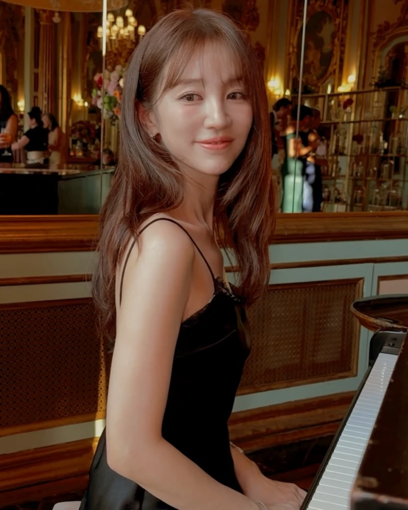 피렌체에서 완성한 영화 같은 순간 ✨
윤은혜가 이탈리아 피렌체에서 열린 배우 아덴 조의 결혼식에 참석했습니다.
넷플릭스 케이팝 데몬 헌터스에서 주인공 ‘루미’의 목소리를 맡은 아덴 조와 평소 가까운 사이로 알려진 윤은혜. 고풍스러운 피렌체의 풍경 속에서 블랙 슬립 드레스를 선택해 우아한 하객룩을 완성했는데요.
특히 이번 결혼식은 3일 동안 정해진 드레스코드에 맞춰 진행된 것으로 알려져 더욱 눈길을 끌었습니다. 영화 속 한 장면 같은 공간과 윤은혜의 클래식한 스타일링이 만나 완성된 순간.
∙ Alex Perry Lace-trimmed Satin Gown, 360만 원대 이미지2