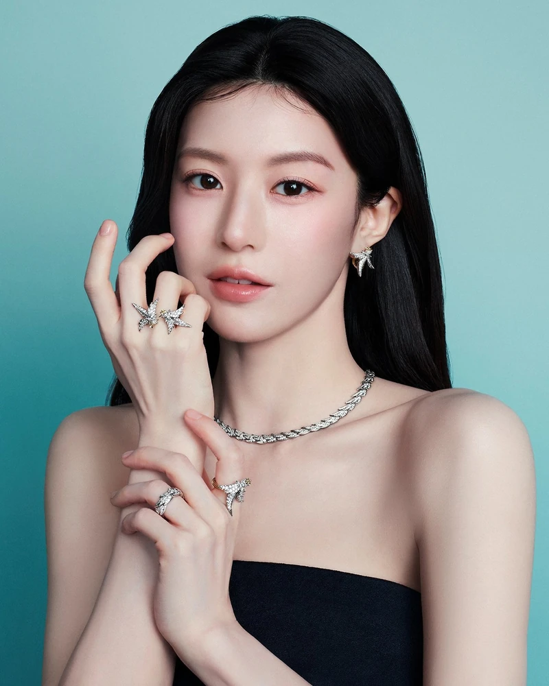 고윤정, 티파니앤코 앰버서더 발탁💍
하이 주얼리 티파니앤코가 배우 고윤정을 앰버서더로 선정했습니다. 티파니앤코는 고윤정과 함께 하우스를 대표하는 하이 주얼리 컬렉션을 비롯해 티파니 버드 온 어 락과 티파니 하드웨어 등 티파니 아이콘즈 컬렉션을 중심으로 다양한 캠페인과 브랜드 활동을 선보일 예정입니다. 이미지2