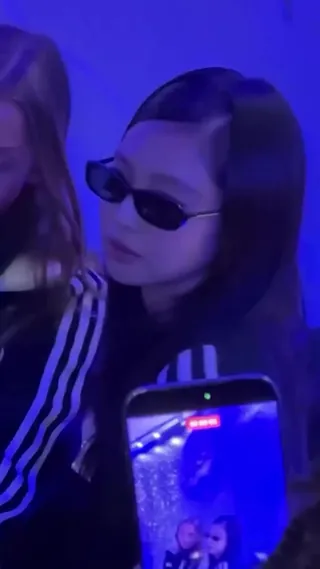 제니 얼굴 반을 가린 선글라스🖤 제니가 고른 치미 코드 블랙, 30만 원대입니다😎 온몸을 아디다스로 채운 8월 27일, 제니가 쓴 선글라스만 다른 브랜드였어요. 스웨덴 아이웨어 브랜드 치미의 코드 블랙입니다. 각을 살짝 죽인 사각 프레임에 템플이 얇아 얼굴선을 가리지 않아요. 렌즈는 완전 블랙이고, 프레임에는 바이오 소재와 재활용 소재를 섞은 아세테이트 리뉴를 씁니다. 국내 판매가는 30만 원대예요. 검정 트랙 재킷이든 흰 셔츠든 위에 얹기만 하면 되는 얼굴이라, 하나 두면 오래 씁니다. • 치미 코드 블랙, 32만 원대 이미지