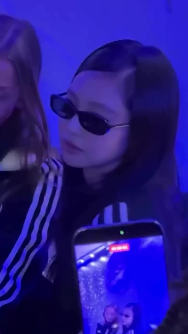 제니 얼굴 반을 가린 선글라스🖤 제니가 고른 치미 코드 블랙, 30만 원대입니다😎 온몸을 아디다스로 채운 8월 27일, 제니가 쓴 선글라스만 다른 브랜드였어요. 스웨덴 아이웨어 브랜드 치미의 코드 블랙입니다. 각을 살짝 죽인 사각 프레임에 템플이 얇아 얼굴선을 가리지 않아요. 렌즈는 완전 블랙이고, 프레임에는 바이오 소재와 재활용 소재를 섞은 아세테이트 리뉴를 씁니다. 국내 판매가는 30만 원대예요. 검정 트랙 재킷이든 흰 셔츠든 위에 얹기만 하면 되는 얼굴이라, 하나 두면 오래 씁니다. • 치미 코드 블랙, 32만 원대 이미지