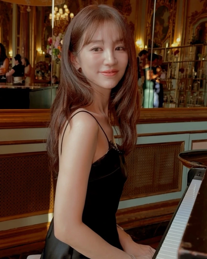 피렌체에서 완성한 영화 같은 순간 ✨
윤은혜가 이탈리아 피렌체에서 열린 배우 아덴 조의 결혼식에 참석했습니다.
넷플릭스 케이팝 데몬 헌터스에서 주인공 ‘루미’의 목소리를 맡은 아덴 조와 평소 가까운 사이로 알려진 윤은혜. 고풍스러운 피렌체의 풍경 속에서 블랙 슬립 드레스를 선택해 우아한 하객룩을 완성했는데요.
특히 이번 결혼식은 3일 동안 정해진 드레스코드에 맞춰 진행된 것으로 알려져 더욱 눈길을 끌었습니다. 영화 속 한 장면 같은 공간과 윤은혜의 클래식한 스타일링이 만나 완성된 순간.
• Alex Perry Lace-trimmed Satin Gown, 360만 원대 이미지2