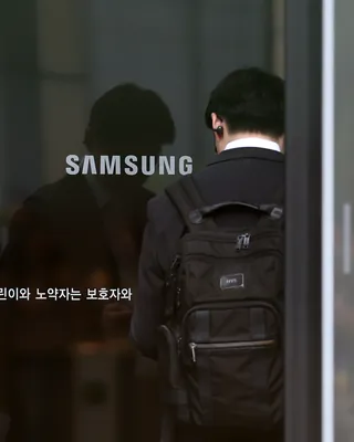 부장말고, 90년대생 먼저 희망했다🙋🏻♂️
4억이라도 받고 나가자📉 삼성 희망퇴직 연령이 내려갔습니다.
삼성전자 희망퇴직에 1990년대생이 등장했습니다. MX사업부에서 90년대생 직원들이 회사에 먼저 희망퇴직 가능 여부와 조건을 물은 뒤 실제로 나간 것으로 전해졌습니다. 그동안은 인사팀이 부장급 등 고연차에게 의사를 타진하는 방식이었습니다.
보상 규모가 배경으로 꼽힙니다. CL2급은 성과조건부주식을 포함해 약 4억 원, 부장급인 CL4급은 이보다 많은 금액을 받을 수 있는 것으로 알려졌습니다.
숫자가 뒷받침합니다. MX·네트워크사업부는 올해 2분기 7,000억 원의 영업손실을 냈습니다. 스마트폰 부문 첫 적자입니다. DX부문 전체로도 8,000억 원 적자를 기록해, 출범 이후 첫 분기 적자가 됐습니다. 갤럭시 S26 판매는 견조했는데도 메모리 원가가 올라 수익성이 무너졌습니다.
반도체를 맡은 DS부문과의 성과급 격차도 겹칩니다. 메모리 값이 오르면 DS부문 실적은 좋아지고, 그 메모리를 사서 폰을 만드는 DX부문은 원가 부담을 떠안습니다. 이미지