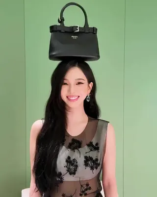 프라다 공주의 가방놀이🖤💚 프라다의 새로운 공간을 찾은 카리나👑 지난 27일 싱가포르에서 열린 프라다 파라곤 스토어 오프닝에 참석해 시크한 블랙 룩을 선보였습니다. 그런데 이날 가장 눈길을 끈 건 따로 있었으니, 가방을 머리 위에 살포시 올린 장난스러운 순간. 우아함과 위트를 오가는 카리나만의 프라다 스타일이 제대로 포착됐습니다. • 프라다 버클 벨트가 달린 스몰 가죽 핸드백 810만 원 이미지