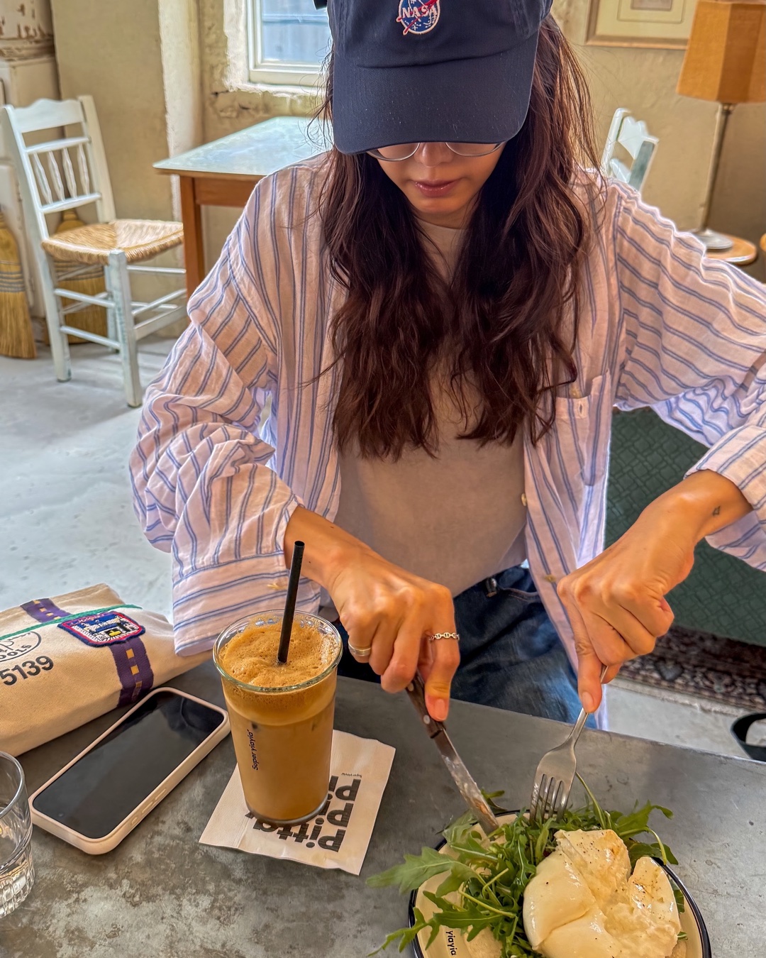 채정안의 손 끝 스타일링🩶
매일 입는 옷이 달라도 매일 찾게 되는 것💛👩🏻🏫
채정안의 데일리 룩을 유심히 보면 손끝에 빠지지 않고 등장하는 시그니처가 하나 있습니다.
요가복을 입고 가볍게 장을 보러 나갈 때도, 쇼핑을 즐기는 날에도, 친구들과 만나는 자리에도자연스럽게 함께하는 ‘에르메스 반지’.
거창하게 힘주지 않아도 손끝에 은근한 존재감을 더하고, 편안한 차림에는 한 끗의 멋을, 스타일링한 날에는 또 한 번의 완성도를 더해줍니다.
채정안에게는 이 반지가 스타일링의 작은 조미료인 셈이죠.
• 에르메스 샹달 링, 100만 원대 이미지1