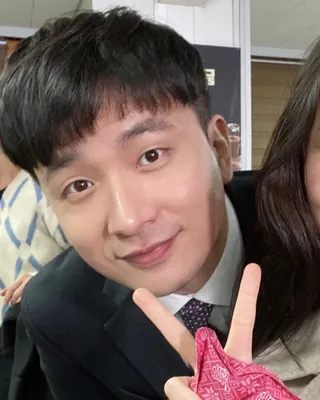 갑작스러운 비보, 이용주 44세 별세
29일, 이용주가 세상을 떠났다는 비보가 전해졌습니다. 빈소는 분당제생병원장례식장에 마련되었으며, 발인은 31일 오전 6시 30분입니다.
고인의 지인은 SNS를 통해 "저의 친구 이용주가 갑작스럽게 별세했다. 아직 믿기지 않는 마음이다"라며 안타까움을 전했습니다. 이용주는 '안녕, 프란체스카', '궁', '막돼먹은 영애씨' 시리즈와 '푸른거탑' 등에 출연하며 많은 사랑을 받았습니다. 삼가 고인의 명복을 빕니다. 이미지