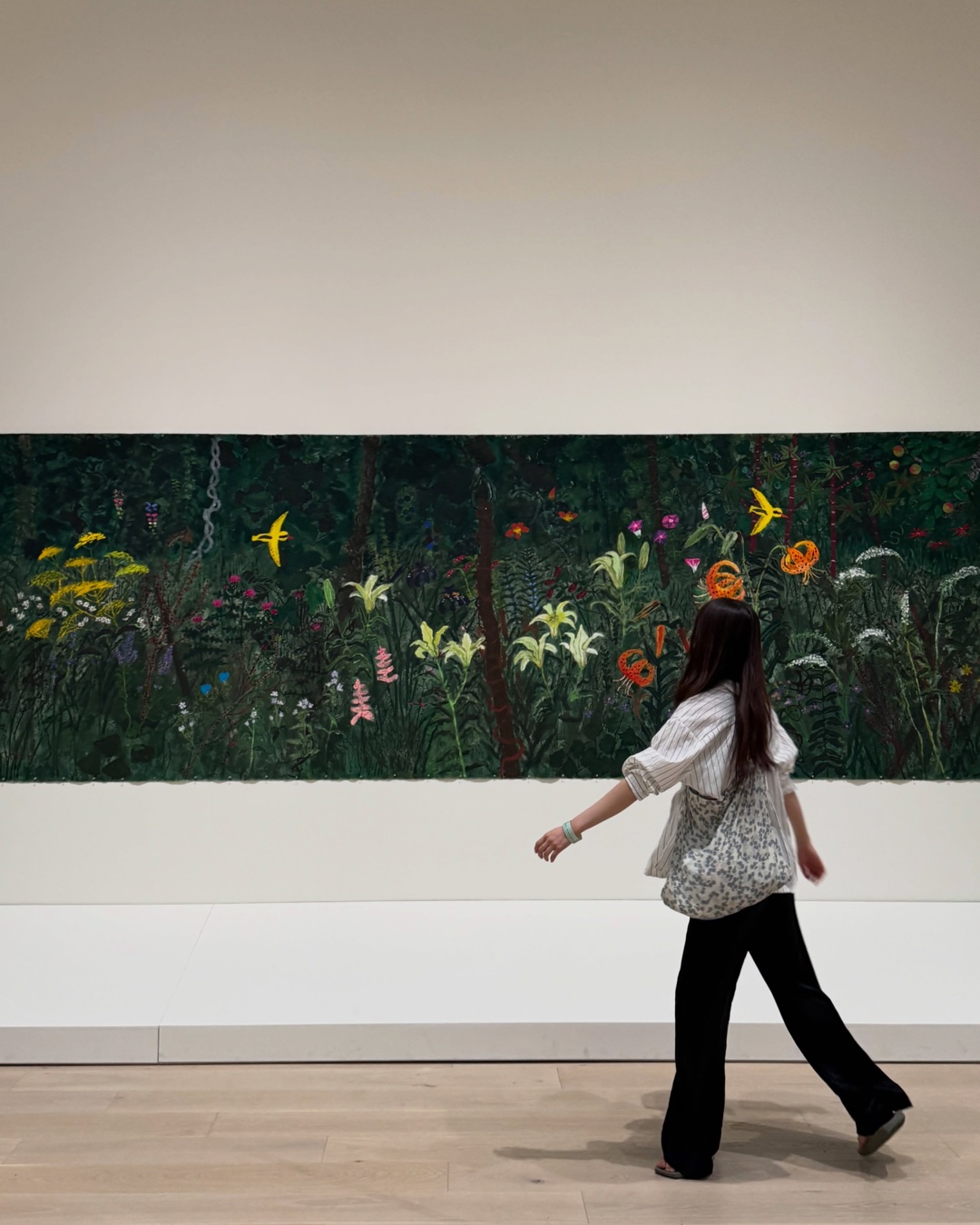 비 오는 날, 안소희가 찾은 미술관 🎨
강릉에서 조금 색다른 시간을 보내고 싶다면, 안소희가 찾은 강릉시립미술관 솔올로.
현재 열리고 있는 《화가 김종학》은 ‘설악산의 화가’로 불리는 김종학의 작품 세계를 만나는 전시입니다. 꽃과 나무, 새와 나비 등 자연을 특유의 강렬한 색감으로 담아내는 그의 작품을 한자리에서 만날 수 있죠.
이번 전시에서는 회화뿐 아니라 400여 점의 드로잉까지 공개해 작가의 작업 세계를 보다 가까이 들여다볼 수 있습니다.
추석 연휴에 강릉을 찾는다면, 카페 대신 미술관 한 코스 어때요?
• 강릉시립미술관 솔올 <화가 김종학>
• 2026.07.22–10.25 이미지2