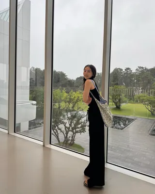 비 오는 날, 안소희가 찾은 미술관 🎨
강릉에서 조금 색다른 시간을 보내고 싶다면, 안소희가 찾은 강릉시립미술관 솔올로.
현재 열리고 있는 《화가 김종학》은 ‘설악산의 화가’로 불리는 김종학의 작품 세계를 만나는 전시입니다. 꽃과 나무, 새와 나비 등 자연을 특유의 강렬한 색감으로 담아내는 그의 작품을 한자리에서 만날 수 있죠.
이번 전시에서는 회화뿐 아니라 400여 점의 드로잉까지 공개해 작가의 작업 세계를 보다 가까이 들여다볼 수 있습니다.
추석 연휴에 강릉을 찾는다면, 카페 대신 미술관 한 코스 어때요?
• 강릉시립미술관 솔올 <화가 김종학>
• 2026.07.22–10.25 이미지