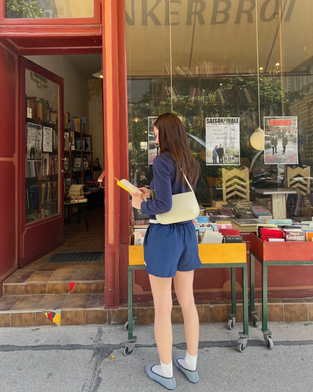 크리스탈이 신은 양말?🩶회색 플랫
팔로마 울 필리, 크리스탈이 빈에서 신은 그 신발🇦🇹
빈 여행 중인 크리스탈이 네이비로 셋업을 맞췄어요. 화이트 양말에 추가로 양말 느낌의 회색 플랫을 신어 쇼츠 길이를 살렸습니다.
신발은 팔로마 울 필리예요. 어퍼가 털이 남아 있는 헤어온 레더라 각도마다 색이 달라 보이고, 러버 솔에 메탈 아이렛을 박아 발레 플랫보다 단단한 쪽이죠.
팔로마 울은 2014년 바르셀로나에서 팔로마 라나가 시작한 브랜드입니다. 스페인 가족 공장에서 소량만 제작하고 도매도 일부러 늘리지 않아, 오래 온라인으로만 팔다가 최근에야 바르셀로나와 뉴욕에 매장을 열었죠.
• 팔로마 울 필리 발레리나, 38만 원대 이미지2