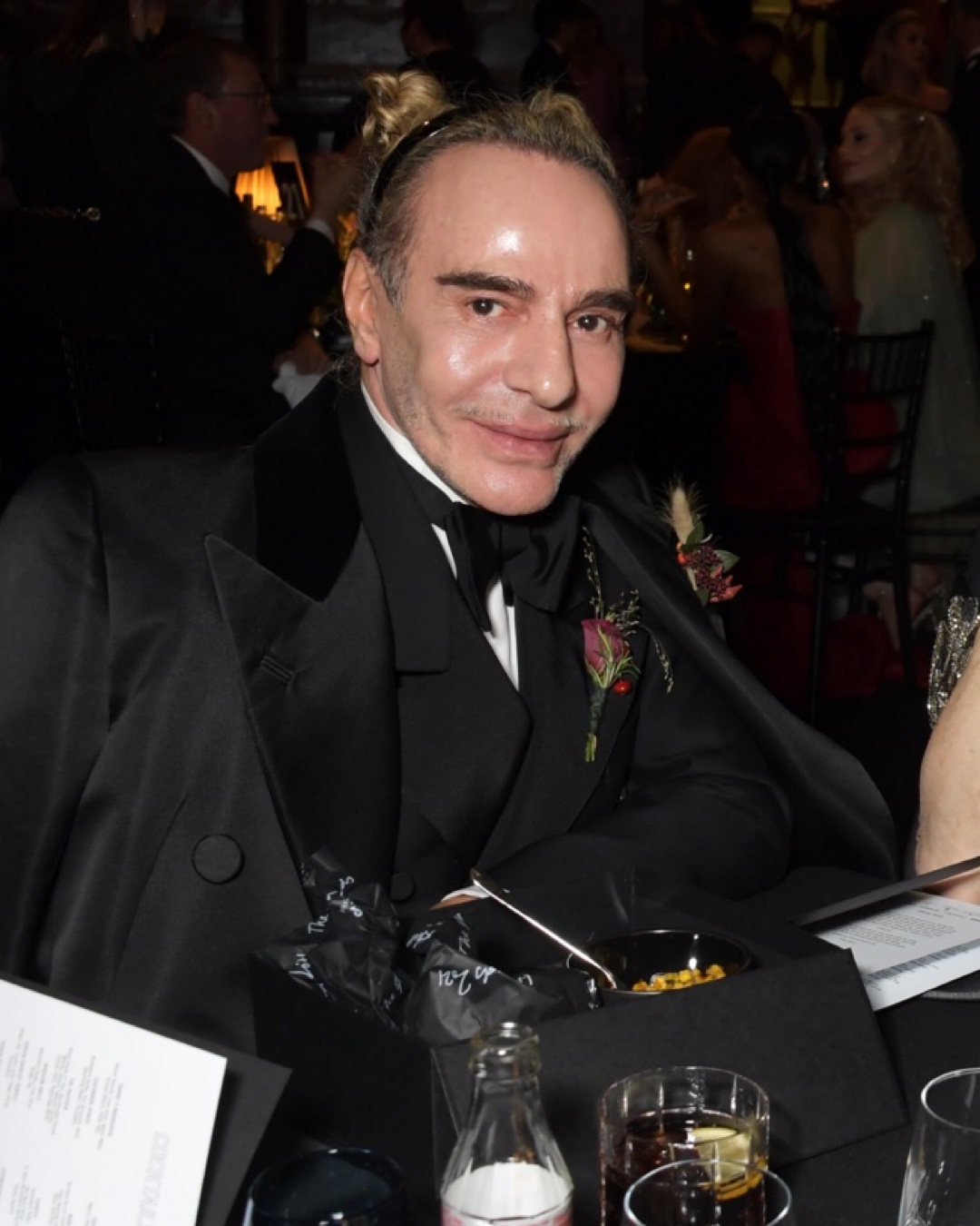 미술관이 아니라 본인이 접었습니다
존 갈리아노(John Galliano, 65) 회고전이 열리지 않습니다. 메트로폴리탄 미술관이 취소한 게 아니라 본인이 접었죠. 성명에서 “오랜 고민과 논의 끝에 지금은 전시를 열지 않는 편이 낫겠다고 결정했다”고 밝혔습니다.
2027년 메트 갈라에 맞춰 문을 열고 아홉 달간 이어질 예정이던 전시입니다. 계획이 알려지자 뉴욕 유대인 단체와 지역 인사들이 반발했고, 기부 철회를 거론한 후원자도 나왔죠. 메트 이사회는 원래 갈라 날짜가 홀로코스트 추모일과 겹치자 일정을 한 주 미루는 방안까지 검토했습니다.
갈리아노는 2011년 파리의 한 바에서 한 반유대주의 발언으로 프랑스 법원에서 유죄를 받았고, 15년간 몸담은 디올에서 해고됐습니다. 이후 재활 치료를 받고 2014년부터 2024년까지 메종 마르지엘라를 이끌었죠. 성명에는 이런 문장이 있습니다. “의미 있는 속죄는 전시나 제도적 인정, 한 번의 공개적인 제스처로 이뤄지지 않는다.” 이미지1