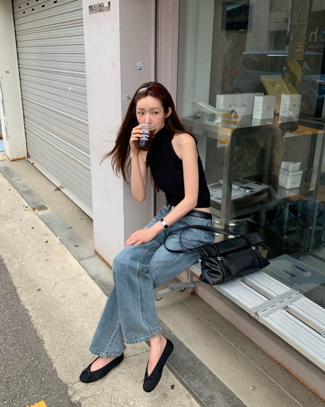 차정원 최애룩에 알아둘 포인트🖤💙
꼭 함께하는 활용도 좋은 숄더백과 심플 액세서리👩🏻🏫 필수템 3가지.
1. 조이그라이슨 베일 숄더백
데님 팬츠에 조이그라이슨 베일 숄더백을 들었어요. 상단을 접어 연출하는 볼륨감있는 형태라 짐이 적어도 모양이 예쁘게 잡히고, 은장 링이 폭을 잡아줍니다. 소프트한 소재로 자연스럽고 다양한 연출이 가능해 데일리하게 착용 할 수 있어요.
2. 리에 스튜디오 벨라 헤드밴드
앞머리를 넘겨 목선을 예쁘게 드러냈어요. 코펜하겐에서 시작한 브랜드고, 이탈리아 마추켈리 아세테이트를 깎아 만든 20g짜리 얇은 밴드입니다. 은은한 토터스라 올 블랙에 자연스러운 포인트가 됩니다.
3. 까르띠에 탱크 머스트
소매가 없어 드러난 손목에 반지 몇 개와 함께 얹었어요. 1917년 루이 까르띠에가 그린 사각 케이스를 그대로 쓴 모델인데, 스몰 사이즈라 크게 튀지 않고 코디에 좋습니다. 이미지2