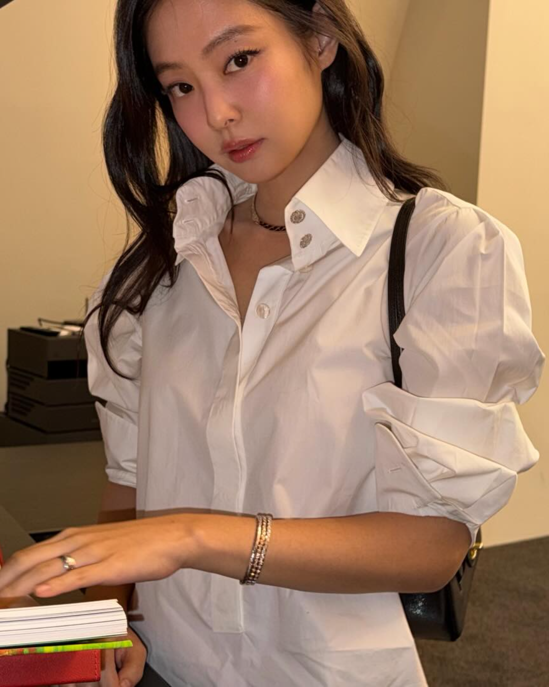 9월엔 화이트 셔츠를 꺼내요🕊️
8월의 끝과 9월의 시작. 같은 흰 셔츠, 5가지 코디 참고하기🤍
1. 제니
칼라와 앞섶에 은장 버튼이 박힌 샤넬 셔츠를 골랐어요. 청바지 위로 가볍게 걸치고, 소매를 팔꿈치 위까지 걷어 올려 팔찌 하나만 겹쳐 찼습니다.
2. 장원영
허리라인이 살짝 있는 화이트 셔츠입니다. 소매를 대충 접어 올리고 밑단은 넣지 않은 채 청바지 위로 흘렸어요. 액세서리를 하나도 걸치지 않은 게 오히려 눈에 띕니다.
3. 지수
셔츠라기보다 실크에 가까운 소재를 골랐습니다. 허리에 끈을 묶어 여미는 방식이고, 블랙 팬츠와 캡을 얹어 무게를 아래로 내려 캐주얼한 멋을 보여줬습니다.
4. 공효진
목이 트이게 연출한 헐렁한 화이트 셔츠예요. 소매가 손목을 덮을 만큼 길고 어깨선이 팔로 내려와서, 니트 버킷햇과 체인 팔찌만 더해도 차림이 완성됩니다.
5. 공승연
하늘빛이 도는 화이트 셔츠에 같은 원단 스커트를 맞췄어요. 허리에 끈을 둘러 형태를 잡았고, 밑단 프릴이 유일한 장식입니다. 이미지1