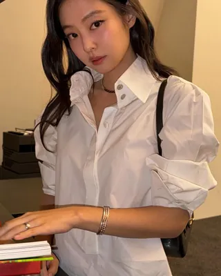 9월엔 화이트 셔츠를 꺼내요🕊️ 8월의 끝과 9월의 시작. 같은 흰 셔츠, 5가지 코디 참고하기🤍 1. 제니 칼라와 앞섶에 은장 버튼이 박힌 샤넬 셔츠를 골랐어요. 청바지 위로 가볍게 걸치고, 소매를 팔꿈치 위까지 걷어 올려 팔찌 하나만 겹쳐 찼습니다. 2. 장원영 허리라인이 살짝 있는 화이트 셔츠입니다. 소매를 대충 접어 올리고 밑단은 넣지 않은 채 청바지 위로 흘렸어요. 액세서리를 하나도 걸치지 않은 게 오히려 눈에 띕니다. 3. 지수 셔츠라기보다 실크에 가까운 소재를 골랐습니다. 허리에 끈을 묶어 여미는 방식이고, 블랙 팬츠와 캡을 얹어 무게를 아래로 내려 캐주얼한 멋을 보여줬습니다. 4. 공효진 목이 트이게 연출한 헐렁한 화이트 셔츠예요. 소매가 손목을 덮을 만큼 길고 어깨선이 팔로 내려와서, 니트 버킷햇과 체인 팔찌만 더해도 차림이 완성됩니다. 5. 공승연 하늘빛이 도는 화이트 셔츠에 같은 원단 스커트를 맞췄어요. 허리에 끈을 둘러 형태를 잡았고, 밑단 프릴이 유일한 장식입니다. 이미지