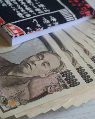 가치 하락에🇯🇵엔화 예금 역대 최고
계산기 두드려 봤습니다 🧮
100만 원을 엔화로 바꾸면 지난달보다 1만 엔 넘게 더 받습니다. 원엔 환율이 100엔당 860원 선까지 내려왔습니다. 28일 오전 866.35원, 2024년 7월 11일(852.72원) 이후 2년 1개월 만에 가장 낮은 수준입니다.
속도가 빠릅니다. 지난달 1일 955.63원이었으니 두 달이 채 안 돼 89원이 빠졌어요. 5대 은행 엔화예금 잔액도 25일 기준 1조3,456억 엔으로 역대 최고를 갈아치웠습니다.
다만 계산이 하나 더 붙습니다. 7월 1일부터 일본 출국세가 1,000엔에서 3,000엔으로 올랐습니다. 4인 가족이면 1만 2,000엔, 우리 돈 10만 원가량입니다. 숙박세와 교통패스도 함께 올랐습니다.
그래도 갑니다. 올해 상반기 일본을 찾은 한국인은 567만 5,100명, 1년 전보다 18.6% 늘었습니다. 전체 방일 외국인 중 1위, 넷 중 하나가 한국인이었습니다. 이미지