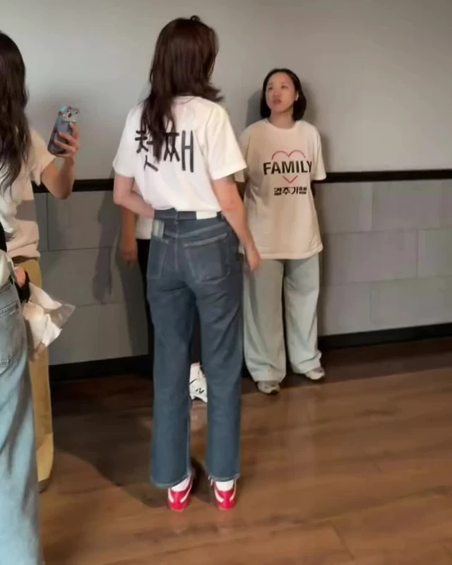 자꾸 손이 가는❤️🤍공효진 운동화 공효진이 계속 신는🦐드리스 반 노튼 레드 스니커즈 지난봄 강아지와 산책하던 날에도 이 신발이었습니다. 최근 영화 '경주기행' 시사회 현장에서도 같은 걸 신은 모습이 포착됐어요. 데님에도, 일정 소화하는 날에도 그대로 신습니다. 드리스 반 노튼은 1980년대 앤트워프 식스로 묶여 나온 벨기에 디자이너의 브랜드예요. 이 스니커즈는 70년대 마라톤화를 바탕으로 잡아서 앞코가 좁고 길게 빠졌고, 밑창을 얇게 눌러 운동화치고 발이 커 보이지 않습니다. 레드 스웨이드에 흰 줄만 얹어 색은 하나로 끝냈고요. 같은 신발을 계절 넘겨 신는 이유는 단순합니다. 옷을 어둡게 입어도 발끝에서 색이 하나 살고, 굽이 낮아 바지 길이를 안 가리거든요. • 드리스 반 노튼 스웨이드 스니커즈, 80만 원대 이미지