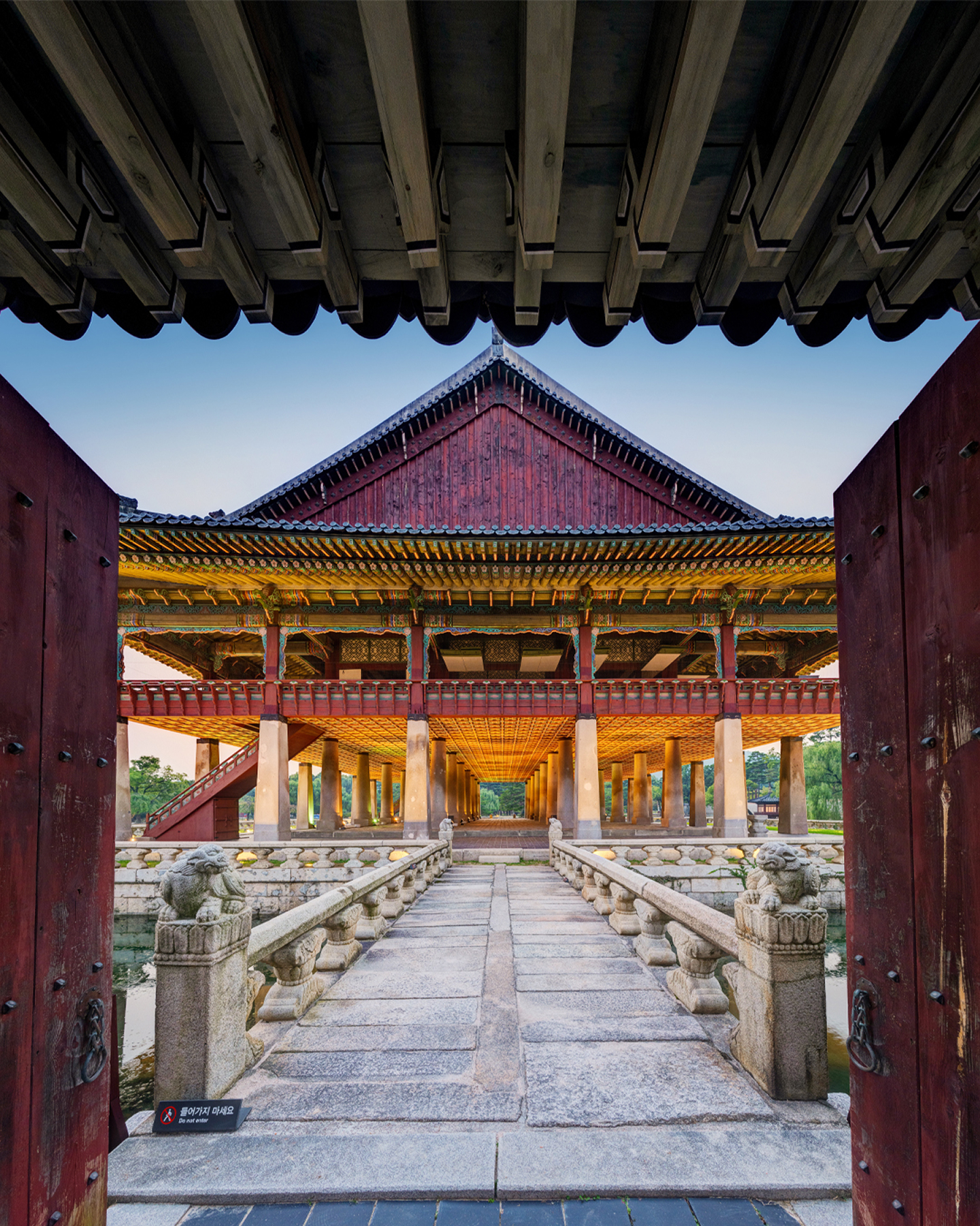 경복궁에서 가장 특별한 풍경✨
평소 들어갈 수 없던 경회루 2층과 향원정 내부가 한시적 개방
국가유산청 궁능유적본부가 9월 2일부터 10월 30일까지 약 두달 동안 ‘2026년 경회루, 향원정 특별관람’을 운영합니다.
매주 수, 금요일 하루 두 차례 운영하며 회차당 정원은 25명으로 제한되는데요. 하지만 추석 연휴 등 미운영일을 제외하면 실제 관람할 수 있는 기간은 총 15일입니다.
국보 경회루는 조선시대 왕이 신하들과 연회를 열고 외국 사신을 접대하던 공간. 특별관람에서는 평소 출입이 제한된 2층에 직접 올라 경복궁의 주요 전각과 주변 산세가 어우러지는 풍경을 감상할 수 있습니다. 보물 향원정의 내부 역시 이번 특별관람을 통해 만나볼 수 있습니다.
📍 2026년 경복궁 경회루, 향원정 특별관람
- 9월 2일 ~ 10월 30일 (매주 수, 금요일)
- 10시, 14시 / 회차당 최대 25명
- 궁능유적본부 홈페이지> 통합예약> 행사예약 모아보기> 경복궁
- 관람 희망일 9일 전 ~ 3일 전 선착순 예약 이미지2