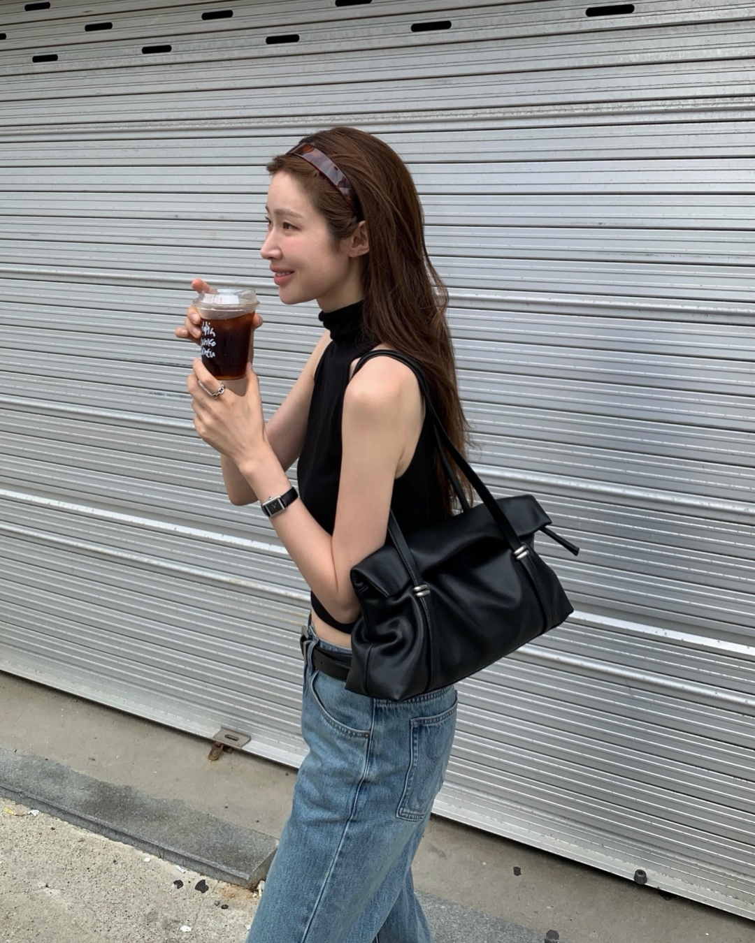 차정원 최애룩에 알아둘 포인트🖤💙
꼭 함께하는 활용도 좋은 숄더백과 심플 액세서리👩🏻🏫 필수템 3가지.
1. 조이그라이슨 베일 숄더백
데님 팬츠에 조이그라이슨 베일 숄더백을 들었어요. 상단을 접어 연출하는 볼륨감있는 형태라 짐이 적어도 모양이 예쁘게 잡히고, 은장 링이 폭을 잡아줍니다. 소프트한 소재로 자연스럽고 다양한 연출이 가능해 데일리하게 착용 할 수 있어요.
2. 리에 스튜디오 벨라 헤드밴드
앞머리를 넘겨 목선을 예쁘게 드러냈어요. 코펜하겐에서 시작한 브랜드고, 이탈리아 마추켈리 아세테이트를 깎아 만든 20g짜리 얇은 밴드입니다. 은은한 토터스라 올 블랙에 자연스러운 포인트가 됩니다.
3. 까르띠에 탱크 머스트
소매가 없어 드러난 손목에 반지 몇 개와 함께 얹었어요. 1917년 루이 까르띠에가 그린 사각 케이스를 그대로 쓴 모델인데, 스몰 사이즈라 크게 튀지 않고 코디에 좋습니다. 이미지1