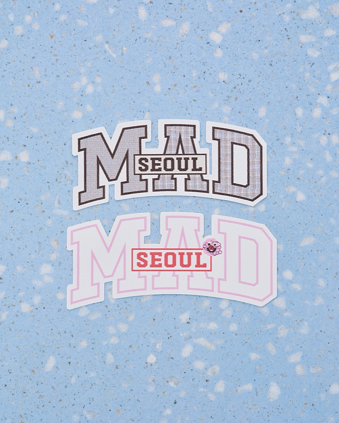 제니,리사가 사랑한 매드해피❤️
드디어 서울에 상륙합니다. 🇰🇷
LA에서 시작된 긍정적인 에너지를 담은 라이프스타일 브랜드로, 도산공원 인근에 국내 첫 단독 매장을 오픈할 예정.
특히 서울 오픈을 기념해 한국의 미학에서 영감을 받은 ‘SEOUL’ 익스클루시브 컬렉션도 공개합니다. 시그니처 후디와 집업, 그래픽 티셔츠부터 한국적인 모티브를 담은 굿즈까지.
제니가 입던 그 브랜드, 이제 서울에서 만나요. 이미지2