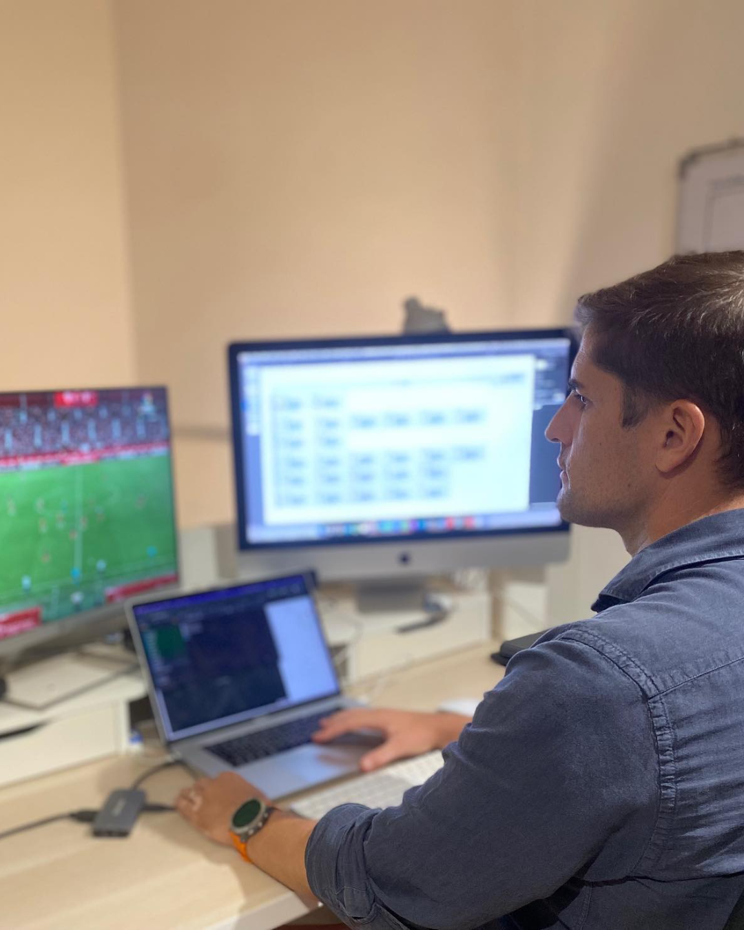 대한민국 축구 임시 사령탑의 챗GPT?
'챗GPT 논란' 감독, 본인은 전면 부인했습니다⚽️🇪🇸
한국 축구대표팀 임시 감독이 정해졌습니다. 대한축구협회가 9월 1일 이사회를 열고 로베르트 모레노(Robert Moreno, 49) 감독을 포함한 코칭스태프 6명 선임을 승인했죠. 월드컵 조별리그 탈락 이후 공석이던 자리입니다. 임기는 11월까지, 9월 24일 에콰도르전을 시작으로 여섯 경기를 지휘합니다.
루이스 엔리케 감독의 오른팔로 알려진 지도자입니다. 2019년 엔리케가 딸의 건강 문제로 물러나자 스페인 대표팀을 이어받아 유로 2020 본선행을 이끌었죠. 2023년에도 한국 감독 후보로 거론됐지만 당시 선택은 위르겐 클린스만이었습니다.
러시아 소치를 맡던 시절 논란이 남아 있습니다. 라인업과 선수 영입 판단을 챗GPT에 의존했다는 폭로가 나왔고, 본인과 갈등을 빚은 전 구단 임원이 출처로 지목됐죠. 모레노는 공개 서한에서 "경기 준비나 라인업 결정, 선수 선발에 챗GPT나 어떤 AI도 쓴 적 없다"며 전면 부인했습니다. 이미지2