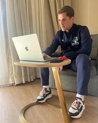대한민국 축구 임시 사령탑의 챗GPT? '챗GPT 논란' 감독, 본인은 전면 부인했습니다⚽️🇪🇸 한국 축구대표팀 임시 감독이 정해졌습니다. 대한축구협회가 9월 1일 이사회를 열고 로베르트 모레노(Robert Moreno, 49) 감독을 포함한 코칭스태프 6명 선임을 승인했죠. 월드컵 조별리그 탈락 이후 공석이던 자리입니다. 임기는 11월까지, 9월 24일 에콰도르전을 시작으로 여섯 경기를 지휘합니다. 루이스 엔리케 감독의 오른팔로 알려진 지도자입니다. 2019년 엔리케가 딸의 건강 문제로 물러나자 스페인 대표팀을 이어받아 유로 2020 본선행을 이끌었죠. 2023년에도 한국 감독 후보로 거론됐지만 당시 선택은 위르겐 클린스만이었습니다. 러시아 소치를 맡던 시절 논란이 남아 있습니다. 라인업과 선수 영입 판단을 챗GPT에 의존했다는 폭로가 나왔고, 본인과 갈등을 빚은 전 구단 임원이 출처로 지목됐죠. 모레노는 공개 서한에서 "경기 준비나 라인업 결정, 선수 선발에 챗GPT나 어떤 AI도 쓴 적 없다"며 전면 부인했습니다. 이미지