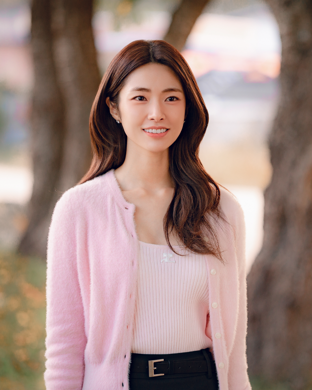 한국선 사과문, 日넷플릭스 "강인한 배우"
'증조부 친일 논란'으로 사과문을 올렸던 하영을 일본 넷플릭스가 집중 조명했습니다.
넷플릭스 재팬 공식 유튜브 채널에는 최근 '하영이 연기하는, 나답게 살아가는 강인하면서 유연한 캐릭터들'이라는 제목의 4분가량의 영상이 올라왔습니다. 넷플릭스 재팬 측은 하영에 대해 "의연하고 단정한 자태가 인상적인 배우"라며 찬사를 보냈는데요.
하영이 주연인 작품뿐 아니라 비중이 크지 않은 조연 출연작까지 모아 이른바 '하영 특집'을 만든 겁니다. 하영은 지난달 한 예능에서 증조부가 고종황제를 진료한 의사라고 자랑했다가, 그가 친일 단체 '대정친목회'에서 활동한 안상호로 밝혀져 거센 비판을 받았습니다. 논란이 커지자 하영은 "역사를 제대로 알지 못한 채 가족사를 가볍게 언급해 반성한다"며 자필 사과문을 올리고 사실상 활동을 중단한 상태인데요.
이런 상황에서 일본 넷플릭스가 하영을 띄우자, 국내 네티즌들은 "타이밍 절묘하다", "일본이 이때다 하고 플러팅하는 거냐"며 싸늘한 반응을 보이고 있습니다. 이미지1
