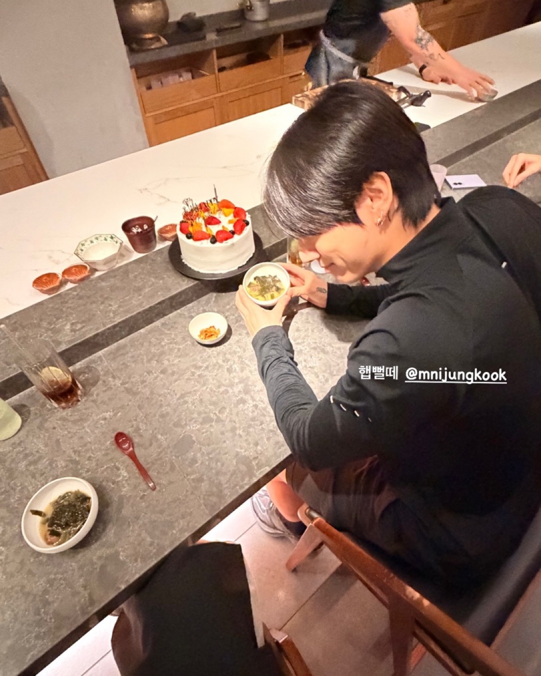 오늘은 BTS 정국의 생일🐰💜
생일이면 빠질 수 없는 미역국부터 멤버들이 직접 남긴 축하 메시지까지.
각자의 방식으로 정국의 생일을 챙긴 BTS 멤버들입니다. 짧은 한마디에도 느껴지는 찐친 케미와 따뜻한 마음.
Happy Birthday, Jung Kook! 🎂💜 Happy Jung Kook Day! 이미지1