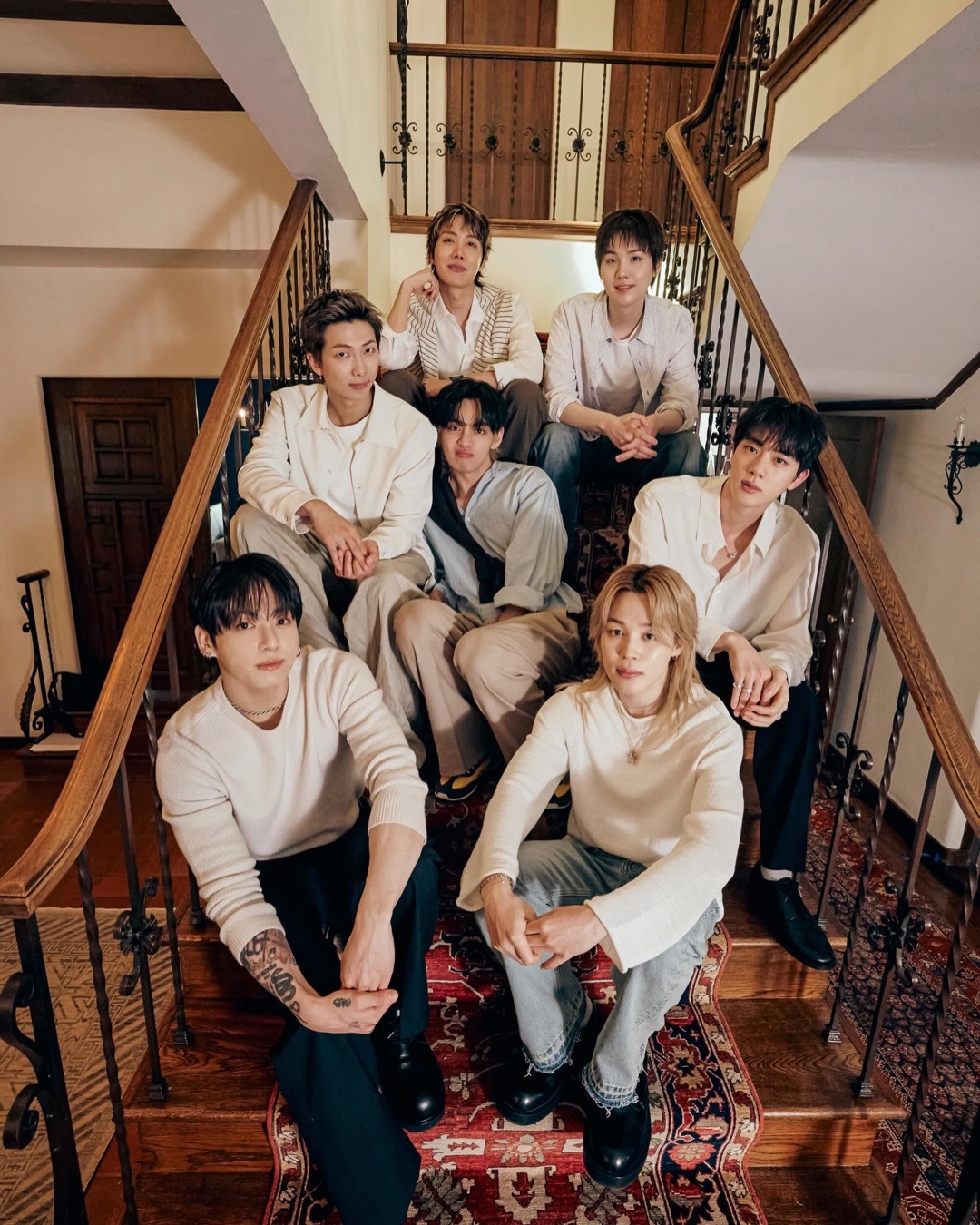 LA가 제대로 환영한다🇺🇸💜
미국 로스앤젤레스가 8월 1~8일을 ‘BTS 위크’로 공식 지정했다.
BTS의 ‘아리랑’ 월드투어를 기념해 LA 시청은 붉은빛으로 물들고, 소파이 스타디움에서는 4회 공연이 열립니다. 전석 매진은 물론, LA 시의회는 BTS를 현대를 대표하는 가장 영향력 있는 아티스트 중 하나로 공식 소개했죠.
도시가 직접 기념하는 BTS의 귀환. 이미지1