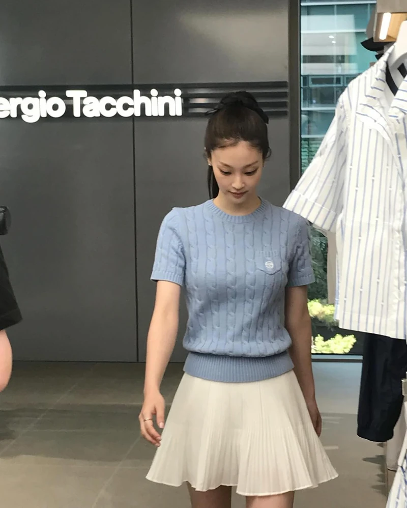 요즘 대세 여름 여친룩 언니🩵🤍
고양이상 냥냥 최희진🐈😘여름 아이템 3가지 참고하세요!
고양이상 여친룩으로 정답, 최희진의 일상템을 소개합니다.
1. 반팔 니트
청량한 블루컬러의 세르지오 타키니 반팔 니트는 케이블 짜임과 단정한 실루엣이 조화를 이루며 클래식한 여름 코디의 정석을 보여줍니다. 화이트 플리츠 스커트와 함께하면 발랄하면서도 깔끔한 테니스 무드가 살아나 누구나 도전할 수 있는 여친룩이 됩니다.
2. 화이트 반팔 블라우스
화이트 블라우스는 다양한 하의와 자연스럽게 어울립니다. 데님 팬츠에는 담백한 여유를, 루이비통 미니 버킷백에는 고급스러운 포인트를 더해주며, 여름 꾸안꾸 룩으로 제안됩니다.
3. 셔츠 원피스
셔츠 원피스는 더블카라로 단정한 실루엣이 특징입니다. 청순한 분위기를 자아내고, 최희진은 토즈 블랙 숄더백과 내추럴한 헤어와 함께하여 단정한 데이트룩을 완성했습니다. 이미지2