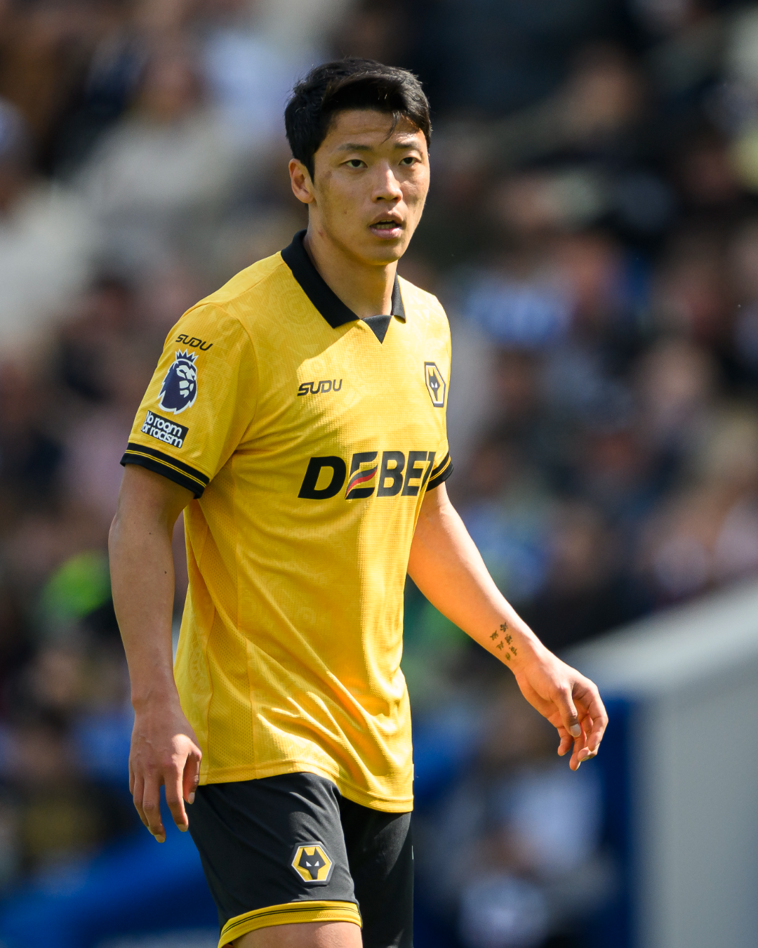 '황희찬, 5년 만에 독일 무대로 🇩🇪⚽
축구 국가대표 공격수 황희찬이 울버햄튼 원더러스를 떠나 분데스리가 샬케04로 임대 이적합니다.
샬케는 황희찬을 2027년 6월 30일까지 한 시즌 임대 영입했다고 공식 발표했습니다. 2021년 라이프치히를 떠나 울버햄튼으로 향했던 황희찬은 이로써 5년 만에 독일 무대에 복귀합니다. 현지 매체에 따르면 계약에는 시즌 종료 후 300만 유로(약 48억 원)에 완전 영입할 수 있는 옵션도 포함된 것으로 알려졌습니다.
새로운 유니폼을 입은 ‘황소’의 질주가 다시 시작됩니다. 🐂 이미지1