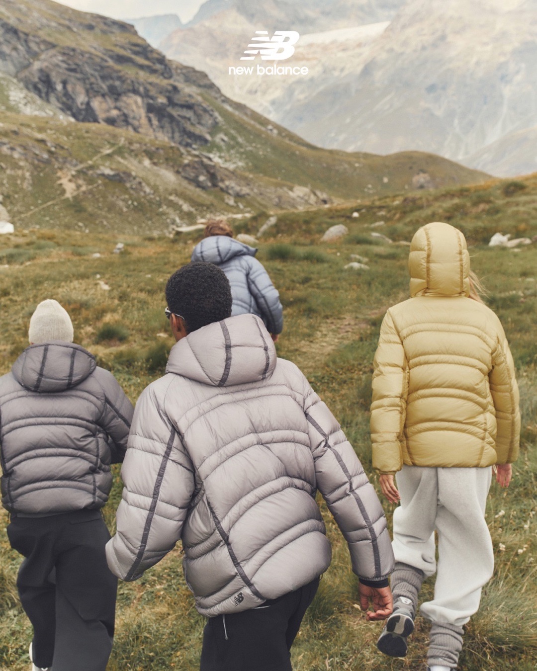 작년 품절대란 그 패딩🩶🩵9/9 출시
뉴발란스 플라잉77 구스다운🏔️업그레이드 되어 돌아왔습니다!!
작년 그 품절템 '플라잉77 구스다운'이 더 산뜻한 파스텔 컬러로 돌아옵니다. 실버빛이 도는 애쉬 블루와 깊게 가라앉은 차콜이 새로 붙었어요. 겨울 초입에 사려다 늦었던 분들, 올해는 9월부터 빠르게 확보할 수 있습니다.
원단은 7데니어 초경량 원사에 7셀 코팅으로 솜털이 삐져나오는 걸 막았습니다. 충전재는 최상급 구스 다운이라 부피에 비해 포근하고 가볍고요. 여성 라인에는 트렌디 실루엣의 플라잉 에어리 경량 다운도 함께 나옵니다.
9월 9일 공식 홈페이지 선발매고, 런칭 캘린더에서 미리 신청할 수 있어요. 선발매 기념 10% 쿠폰도 놓치지 마세요!
• 뉴발란스 플라잉77 구스다운
• 9월 9일 공식 홈페이지 선발매 (10% 할인 쿠폰) 이미지1
