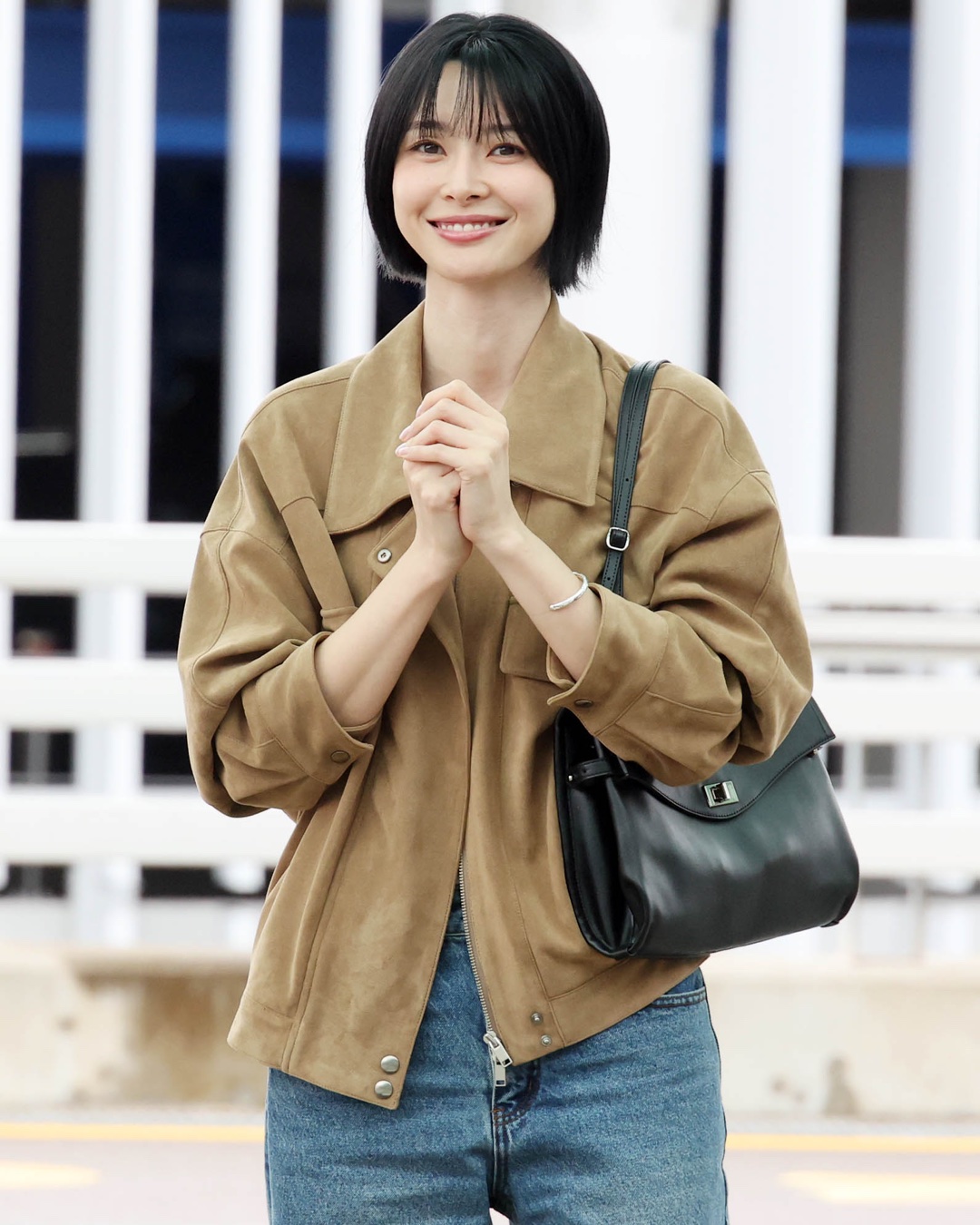 권나라 공항룩 속🤎💙스웨이드 점퍼
스웨이드 고민?🤔 숏컷 나라언니가 봄버 점퍼로 해결해줬어요!
숏컷에 분위기 있는 가을 공항룩으로 화제가 된 권나라. 라이트 브라운 스웨이드 점퍼 하나로 가을 무드를 보여줬습니다.
점퍼는 온앤온 스웨이드 봄버예요. 어깨가 넉넉해 소매를 접어 올리면 팔선이 가늘게 떨어지고, 가슴께 스냅 포켓과 앞지퍼가 브라운 한 색을 지루하지 않게 잡아줍니다. 30만 원대죠.
안에는 화이트 이너, 아래는 온앤온 세미 워싱 데님으로 활용도 높게 코디했어요. 가방은 조이그라이슨 룬 숄더백으로 고급스러운 마무리를 했습니다.
• 온앤온 스웨이드 봄버 점퍼, 39만 원대
• 온앤온 세미 워싱 데님, 19만 원대
• 조이그라이슨 룬 숄더백, 33만 원대 이미지2