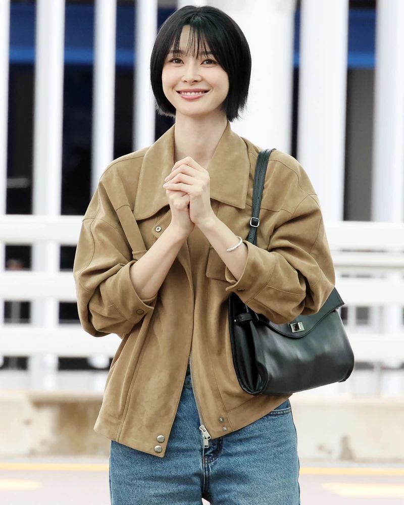권나라 공항룩 속🤎💙스웨이드 점퍼
스웨이드 고민?🤔 숏컷 나라언니가 봄버 점퍼로 해결해줬어요!
숏컷에 분위기 있는 가을 공항룩으로 화제가 된 권나라. 라이트 브라운 스웨이드 점퍼 하나로 가을 무드를 보여줬습니다.
점퍼는 온앤온 스웨이드 봄버예요. 어깨가 넉넉해 소매를 접어 올리면 팔선이 가늘게 떨어지고, 가슴께 스냅 포켓과 앞지퍼가 브라운 한 색을 지루하지 않게 잡아줍니다. 30만 원대죠.
안에는 화이트 이너, 아래는 온앤온 세미 워싱 데님으로 활용도 높게 코디했어요. 가방은 조이그라이슨 룬 숄더백으로 고급스러운 마무리를 했습니다.
• 온앤온 스웨이드 봄버 점퍼, 39만 원대
• 온앤온 세미 워싱 데님, 19만 원대
• 조이그라이슨 룬 숄더백, 33만 원대 이미지2
