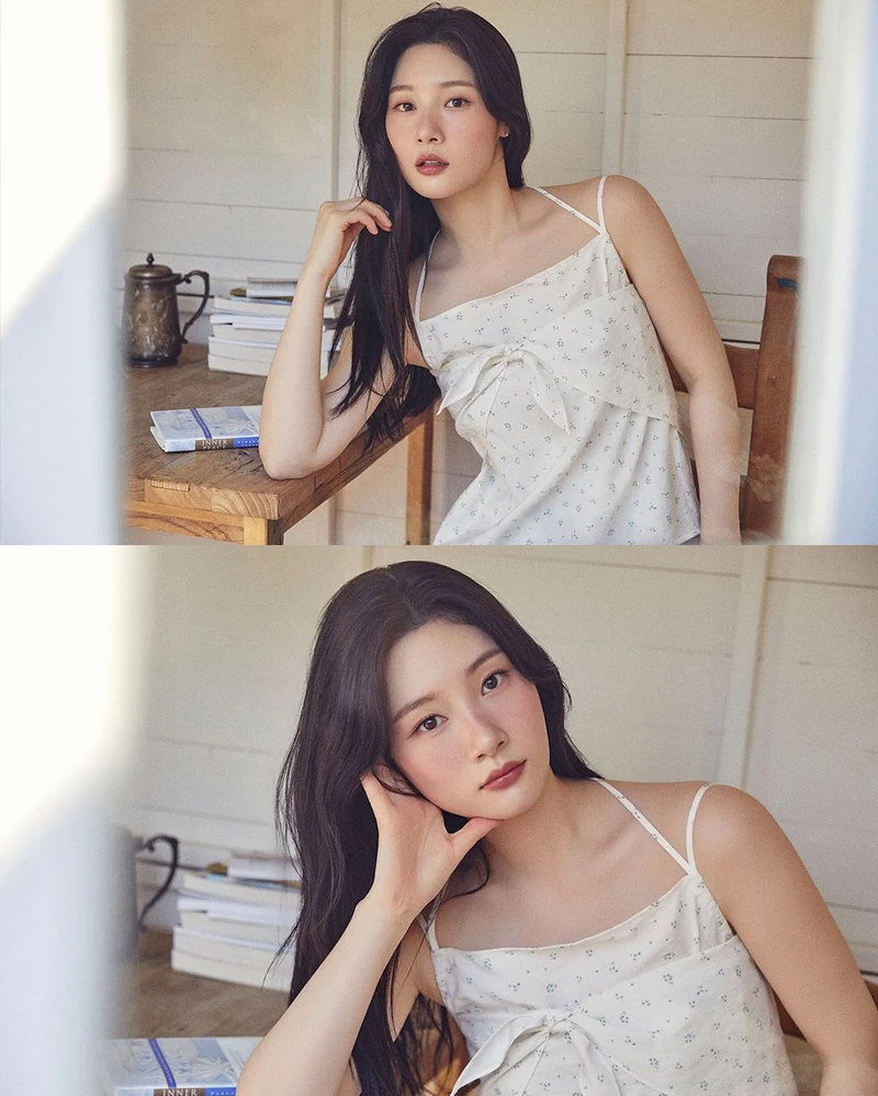 요즘템 여름 스카프☀️🧕🏻어떻게??
대세템 하고싶다면🤍💚 러블리 ‘썸머탑 + 스카프’ 코디해요
정채연과 신시아의 썸머탑과 스카프 코디법을 소개합니다.
정채연이 선택한 아이템은 온앤온의 스카프 세트 썸머탑입니다. 아이보리 컬러의 나시에 동일 소재 스카프가 함께 구성되어 자연스럽게 흘러내리듯 연출하면 여름 무드를 살릴 수 있습니다.
신시아는 같은 아이템을 청바지와 매치해 스카프를 짧게 묶어 귀여운 무드를 연출했습니다. 길게 늘어뜨리거나 리본처럼 가볍게 묶는 등 하나의 셋업으로 다양한 스타일링이 가능합니다.
스카프를 머리에 두건처럼 두르거나 어깨에 걸쳐보세요. 리본처럼 묶는 것도 좋습니다. 아이보리와 차콜, 두 가지 컬러로 다양한 여름 스타일을 완성할 수 있습니다. 이미지2